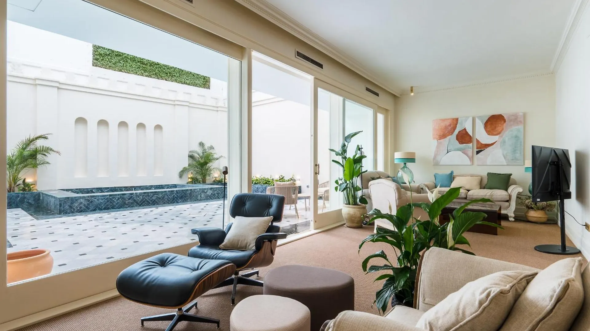 Luxurious Apartment With Andalusian Patio And Pool, Facing The Cathedral Seville