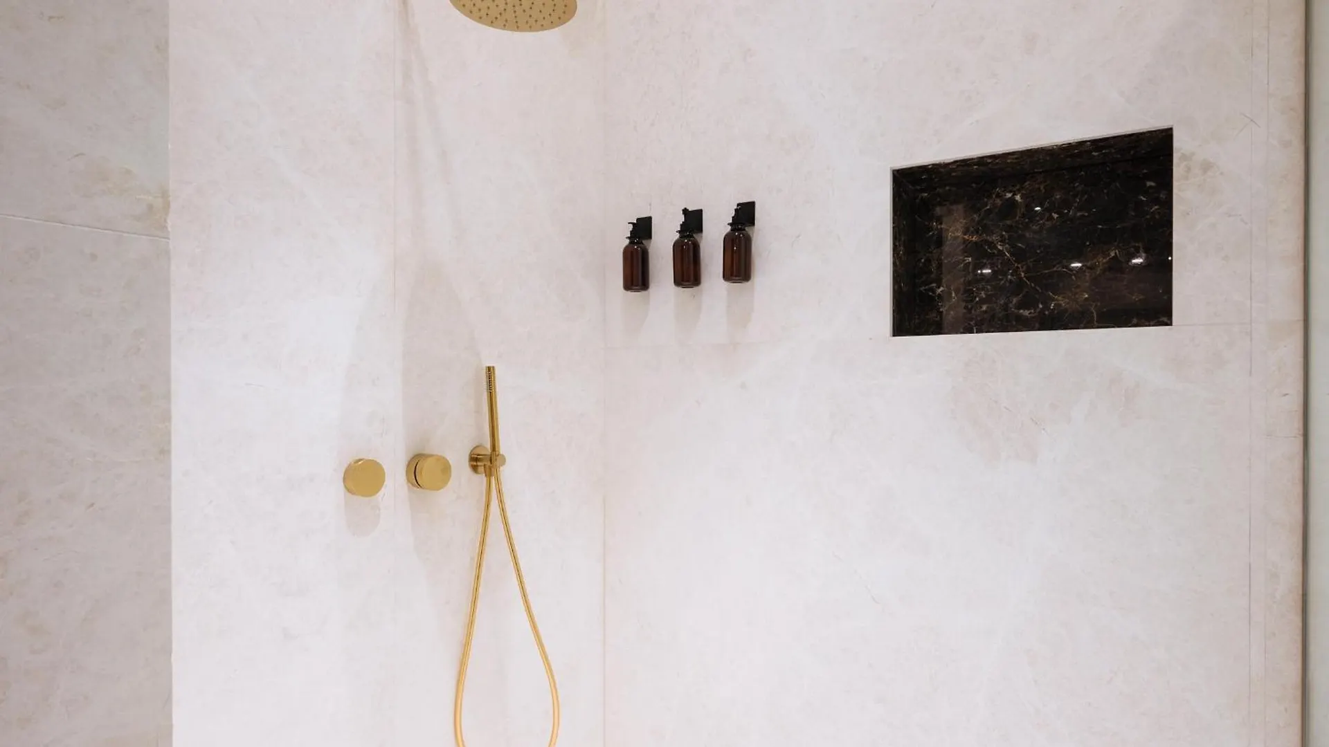Luxurious Apartment With Andalusian Patio And Pool, Facing The Cathedral Seville