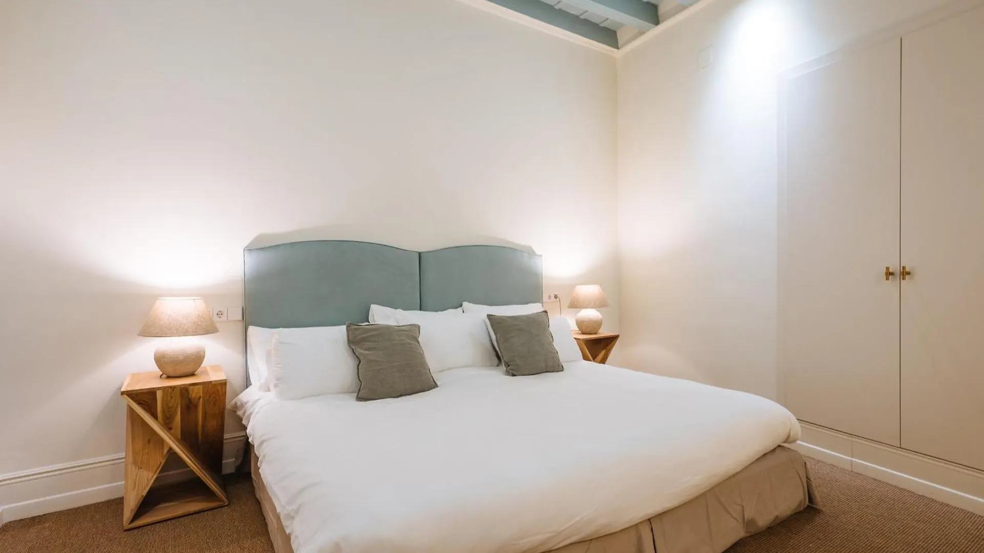 Luxurious Apartment With Andalusian Patio And Pool, Facing The Cathedral Seville 0*,  Spain
