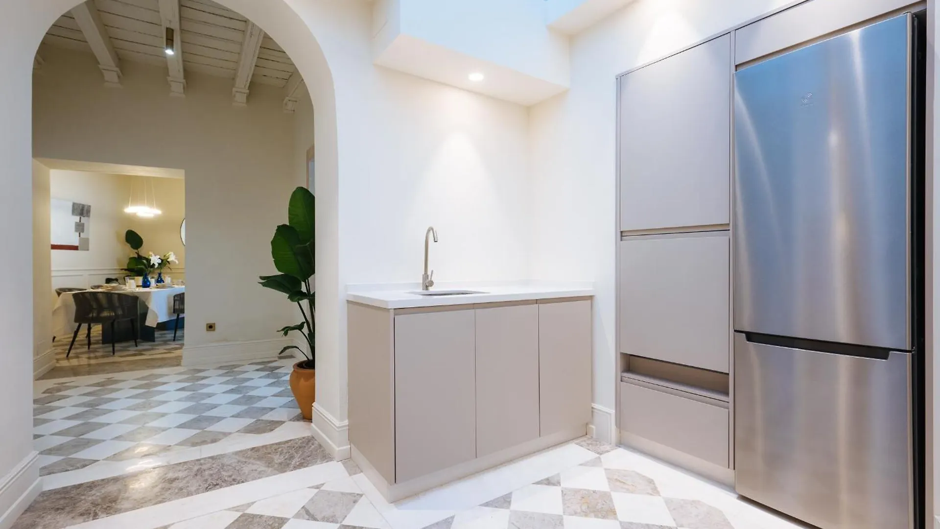 Luxurious Apartment With Andalusian Patio And Pool, Facing The Cathedral Seville Spain
