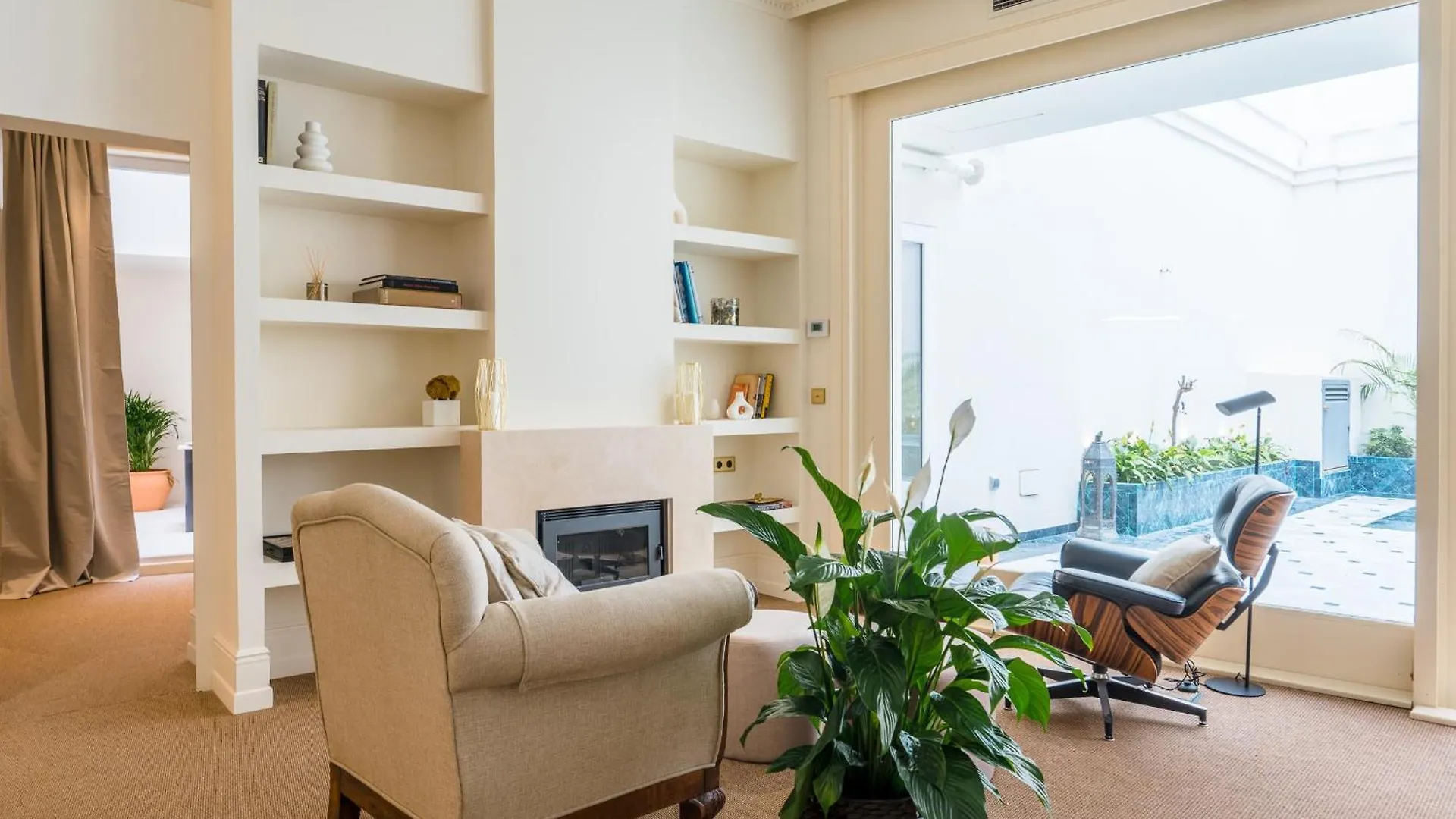 Luxurious Apartment With Andalusian Patio And Pool, Facing The Cathedral Seville
