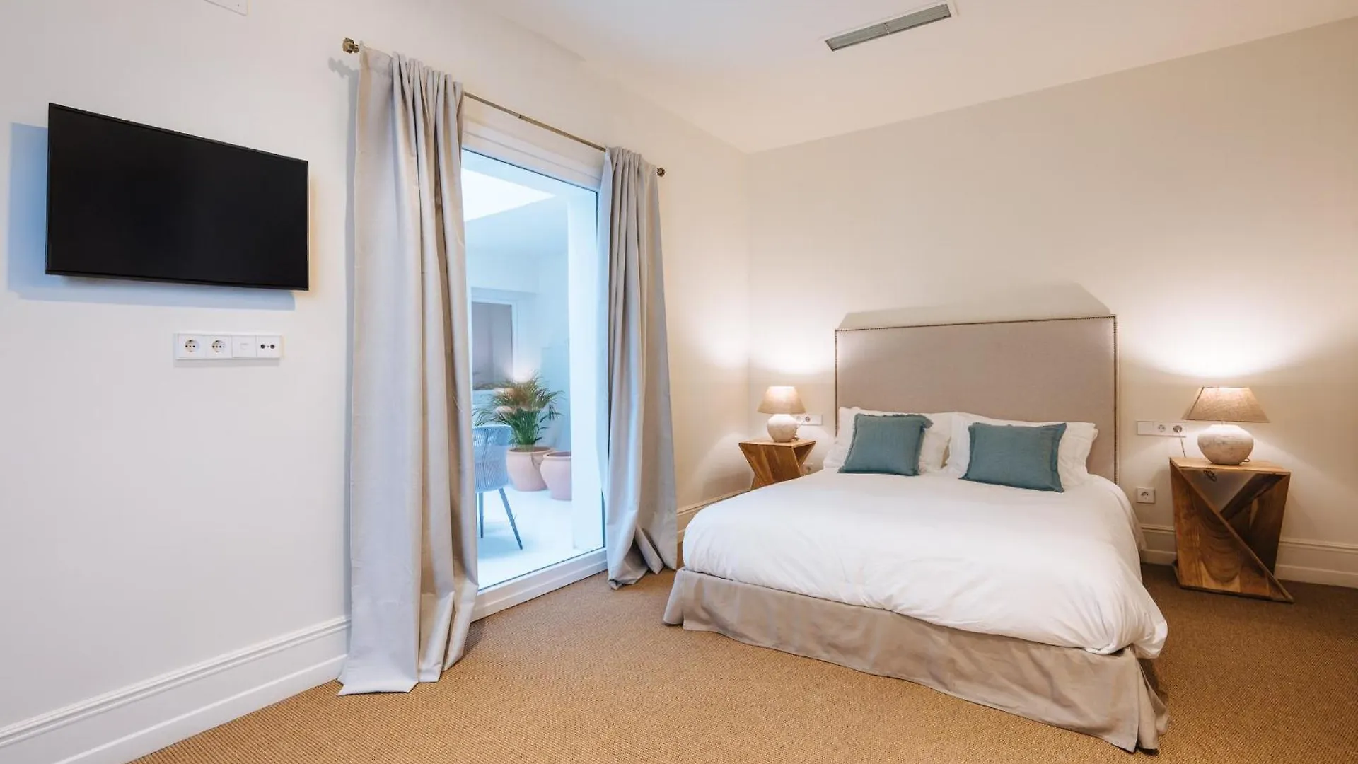 Luxurious Apartment With Andalusian Patio And Pool, Facing The Cathedral Seville Spain