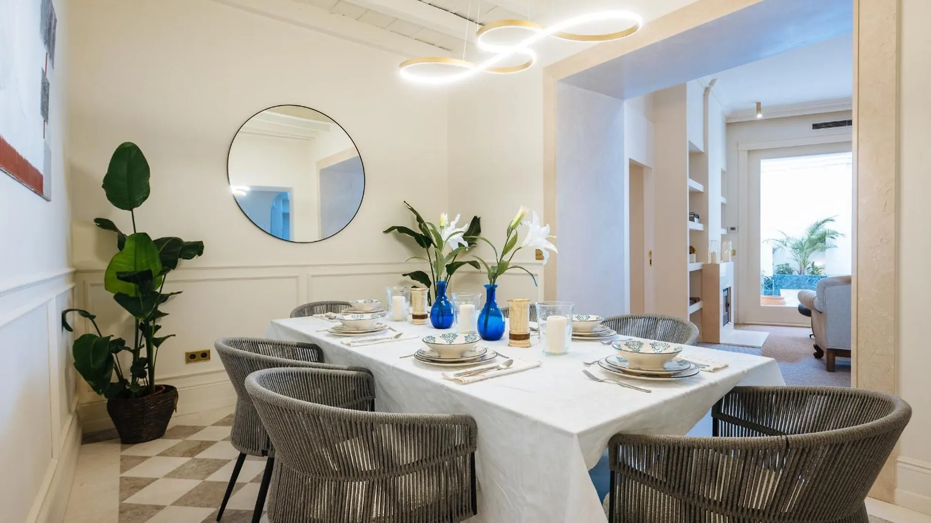 Luxurious Apartment With Andalusian Patio And Pool, Facing The Cathedral Seville