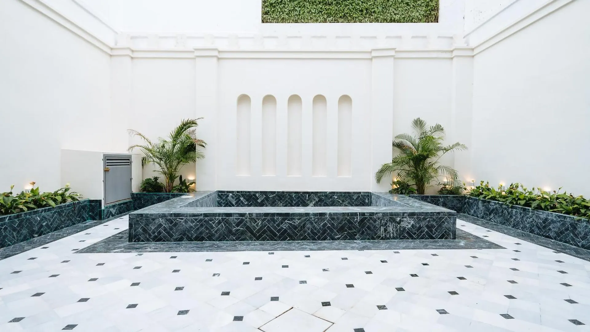 Luxurious Apartment With Andalusian Patio And Pool, Facing The Cathedral Seville 0*,