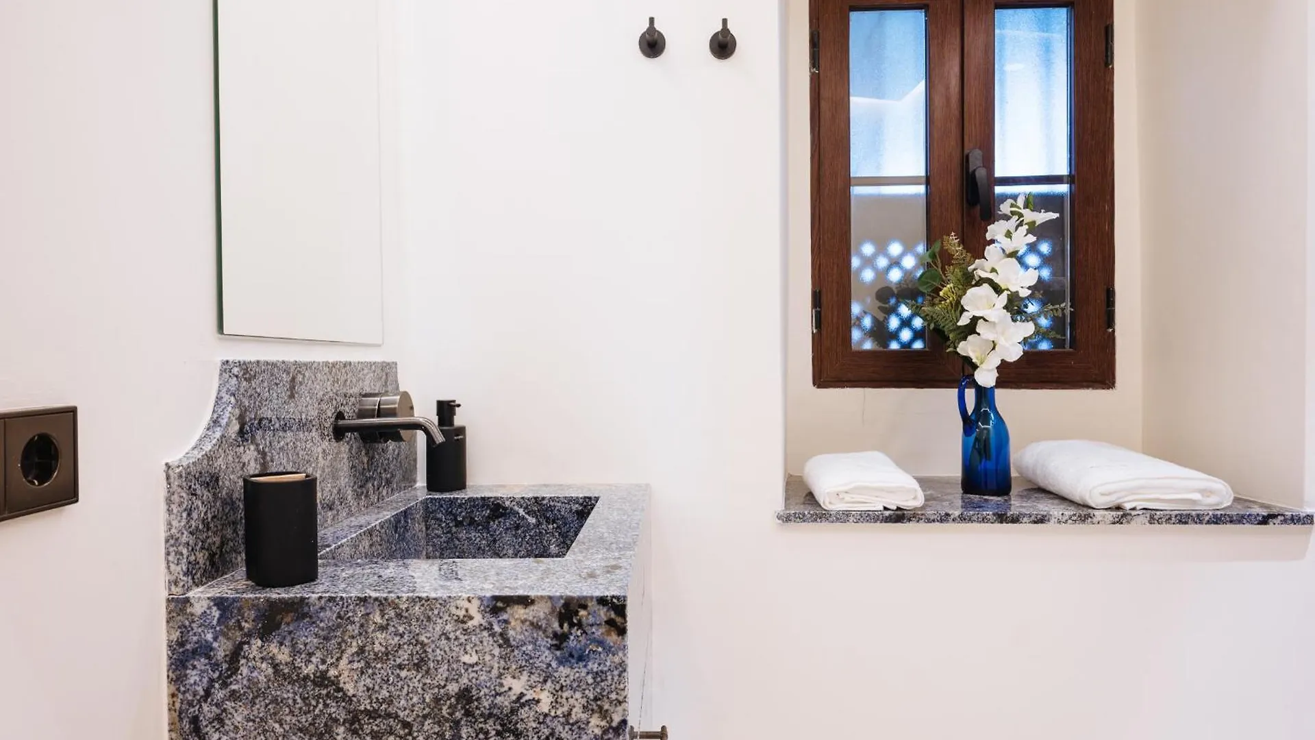 Luxurious Apartment With Andalusian Patio And Pool, Facing The Cathedral Seville Spain
