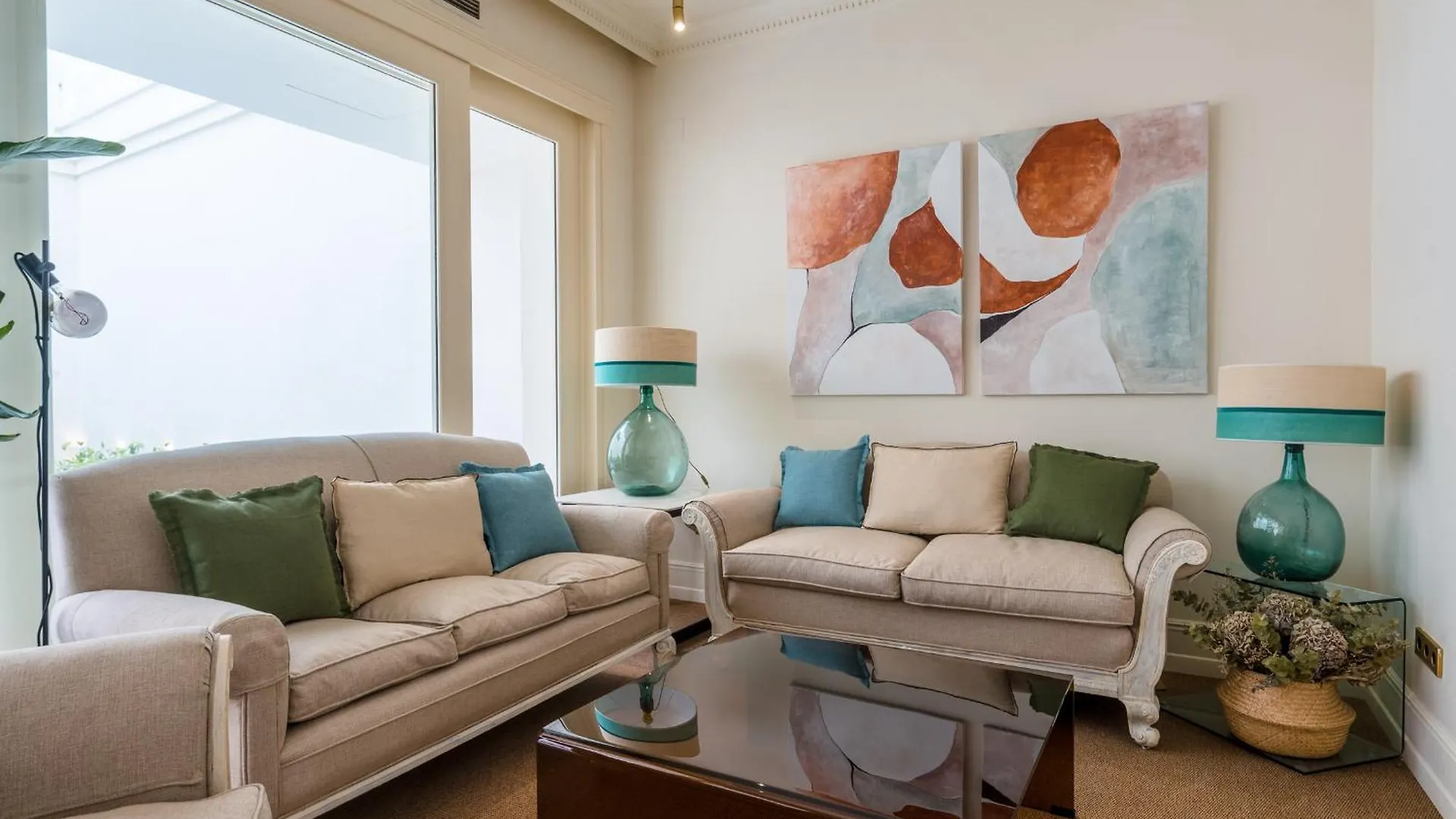 Luxurious Apartment With Andalusian Patio And Pool, Facing The Cathedral Seville