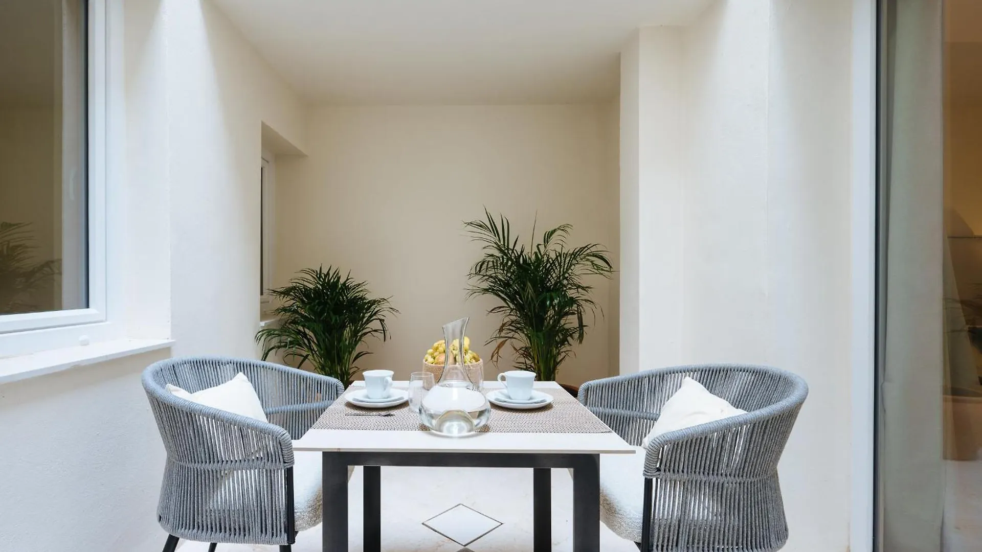 Luxurious Apartment With Andalusian Patio And Pool, Facing The Cathedral Seville 0*,  Spain