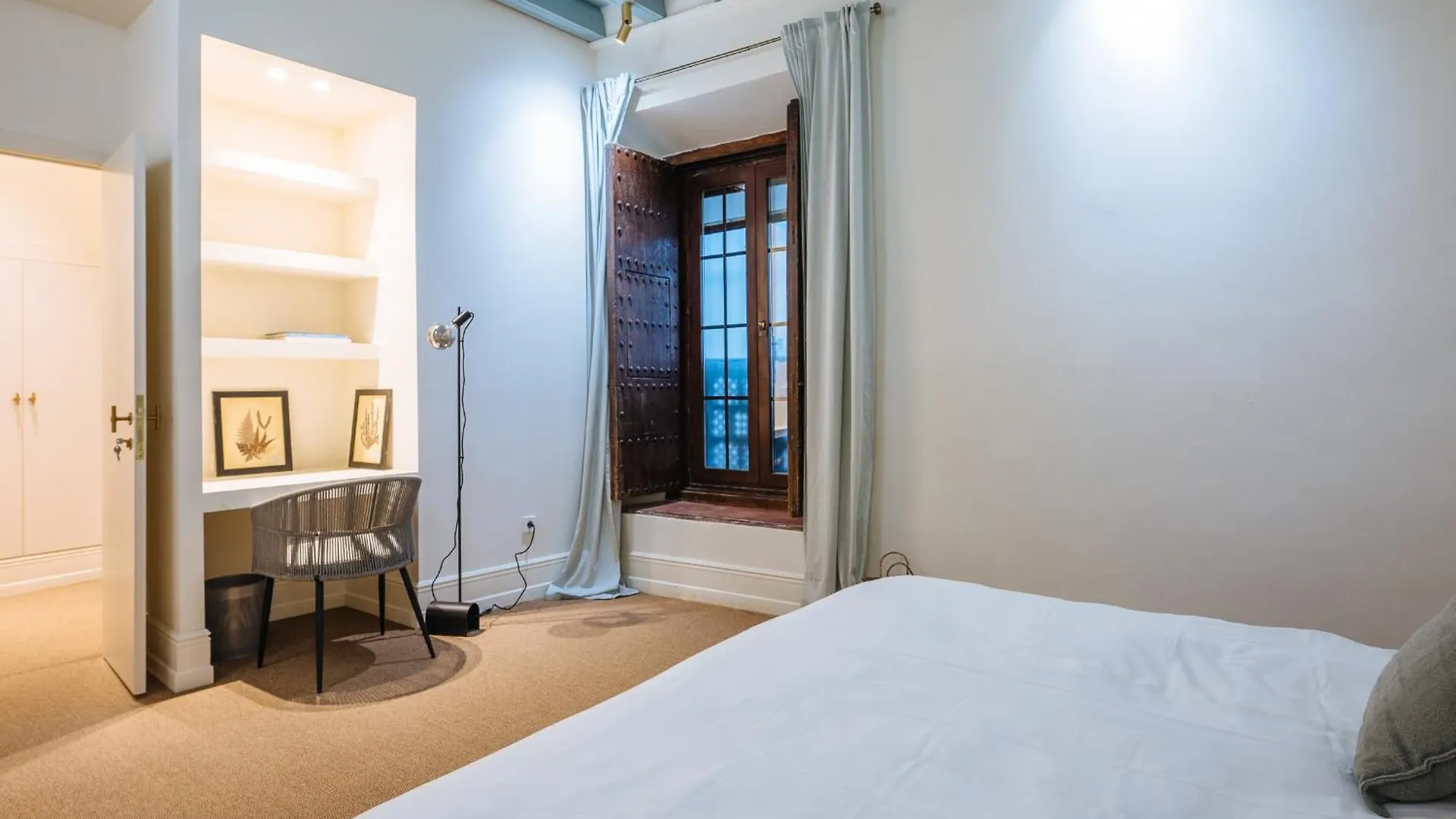 Luxurious Apartment With Andalusian Patio And Pool, Facing The Cathedral Seville