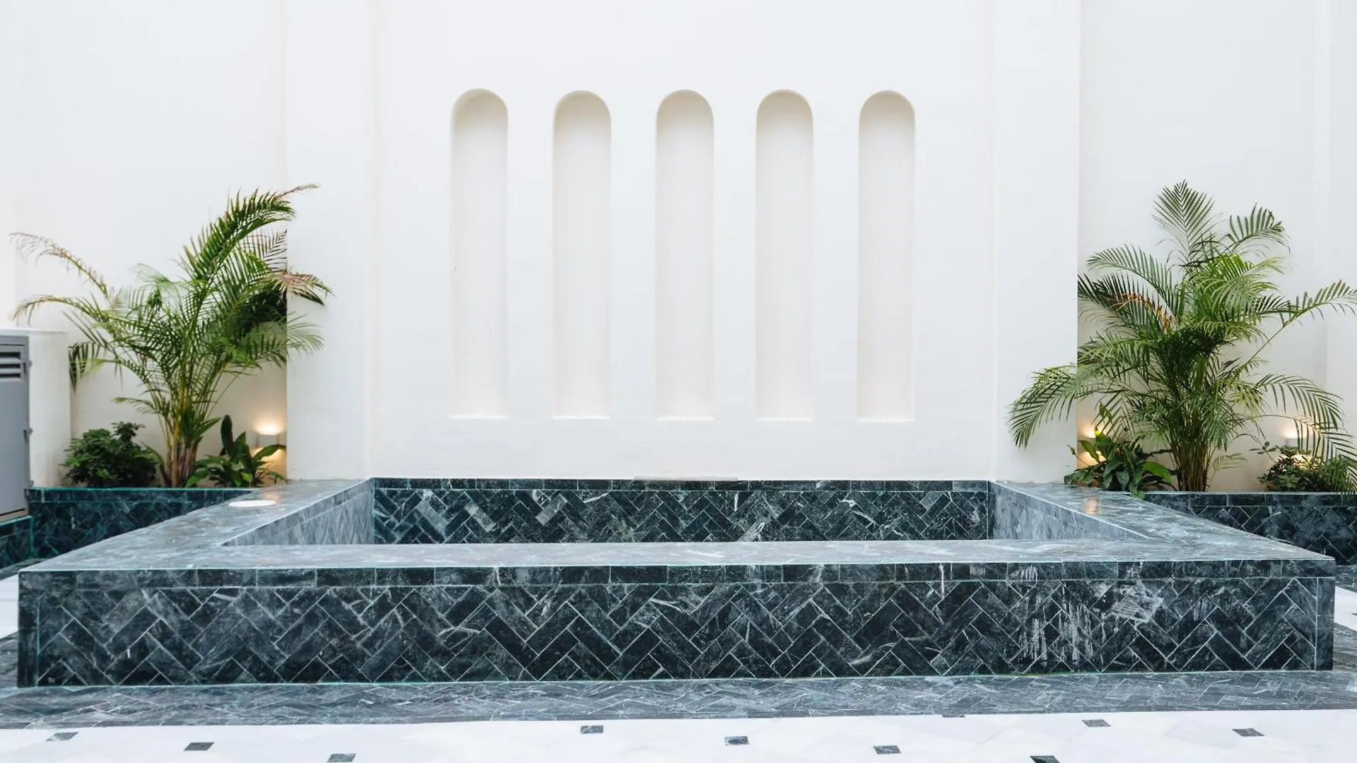 Luxurious Apartment With Andalusian Patio And Pool, Facing The Cathedral Seville Spain