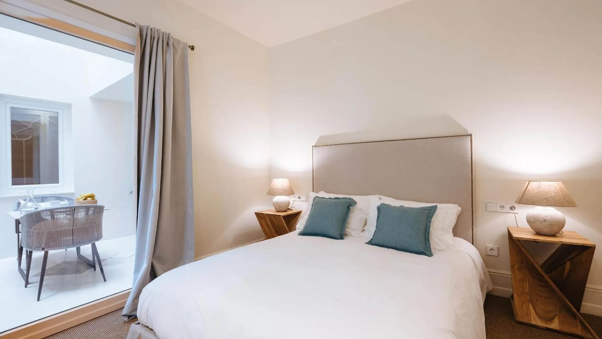 Luxurious Apartment With Andalusian Patio And Pool, Facing The Cathedral Seville