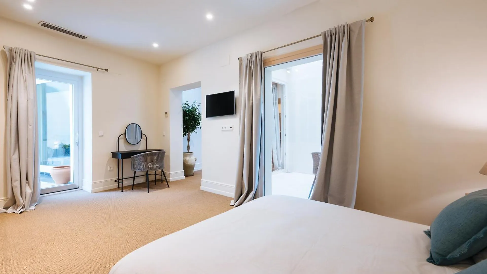 Luxurious Apartment With Andalusian Patio And Pool, Facing The Cathedral Seville 0*,  Spain