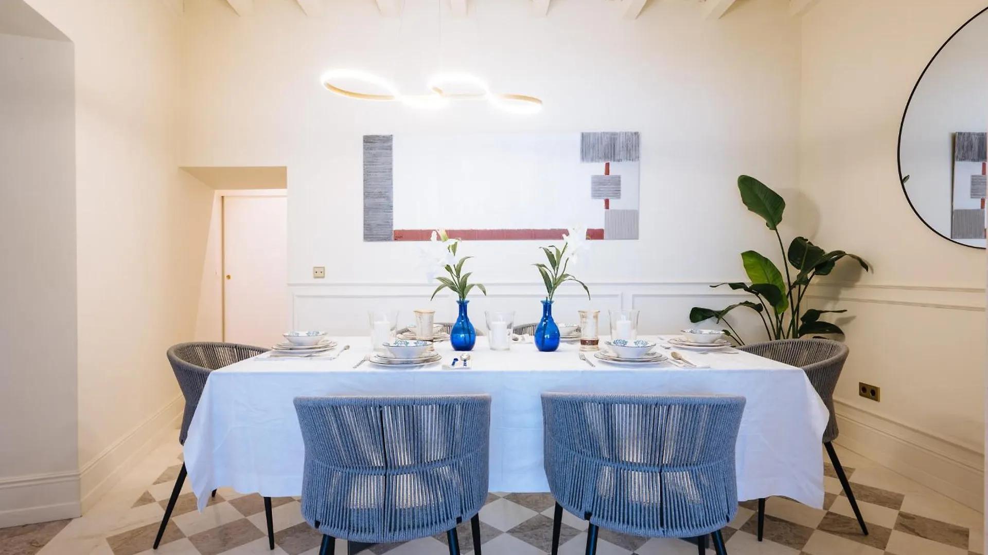 Luxurious Apartment With Andalusian Patio And Pool, Facing The Cathedral Seville