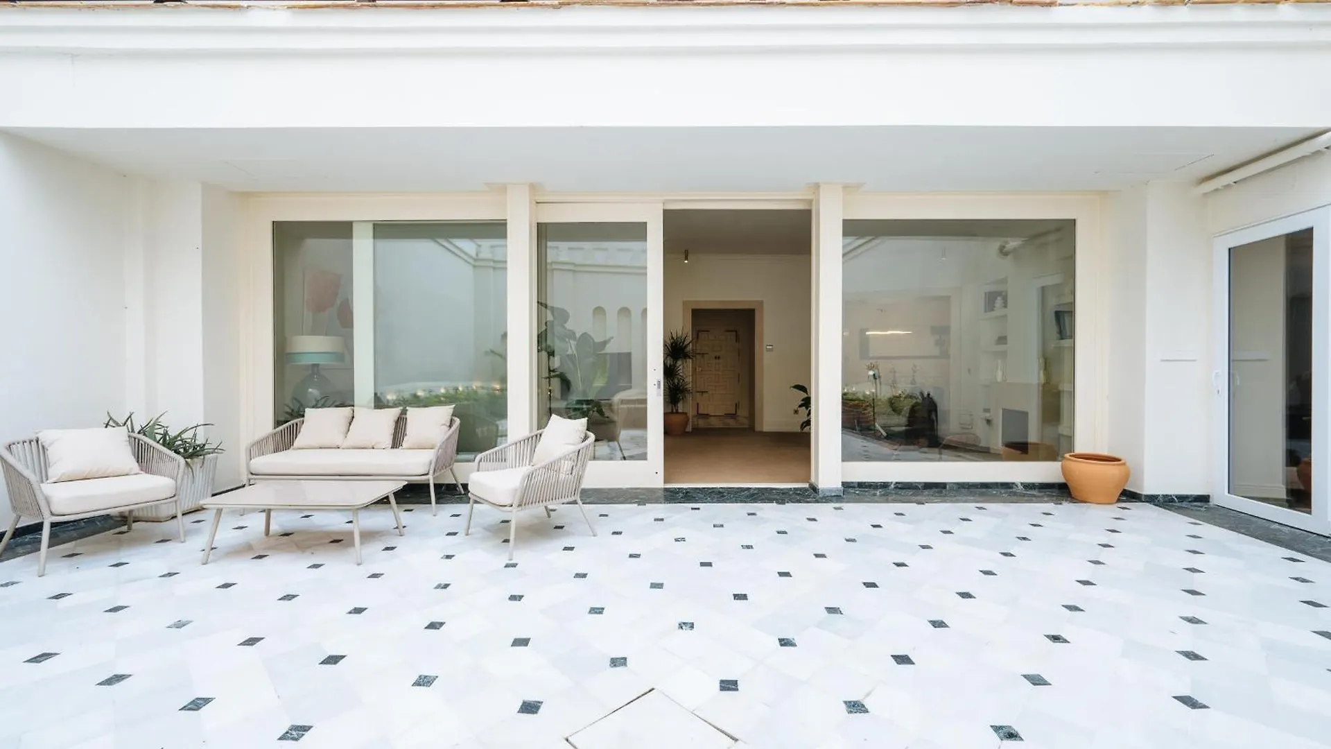 Luxurious Apartment With Andalusian Patio And Pool, Facing The Cathedral Seville