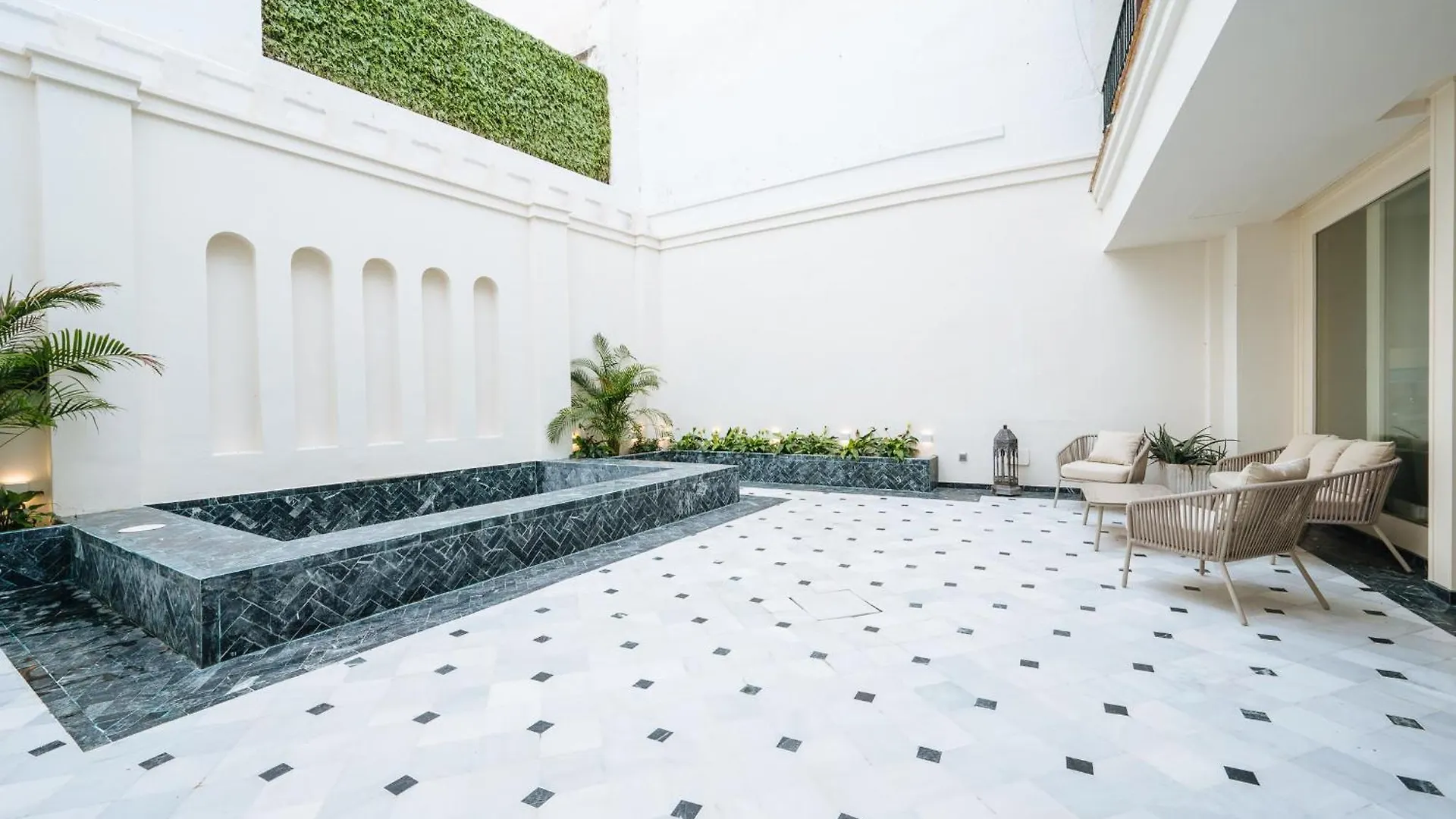 Luxurious Apartment With Andalusian Patio And Pool, Facing The Cathedral Sevilla