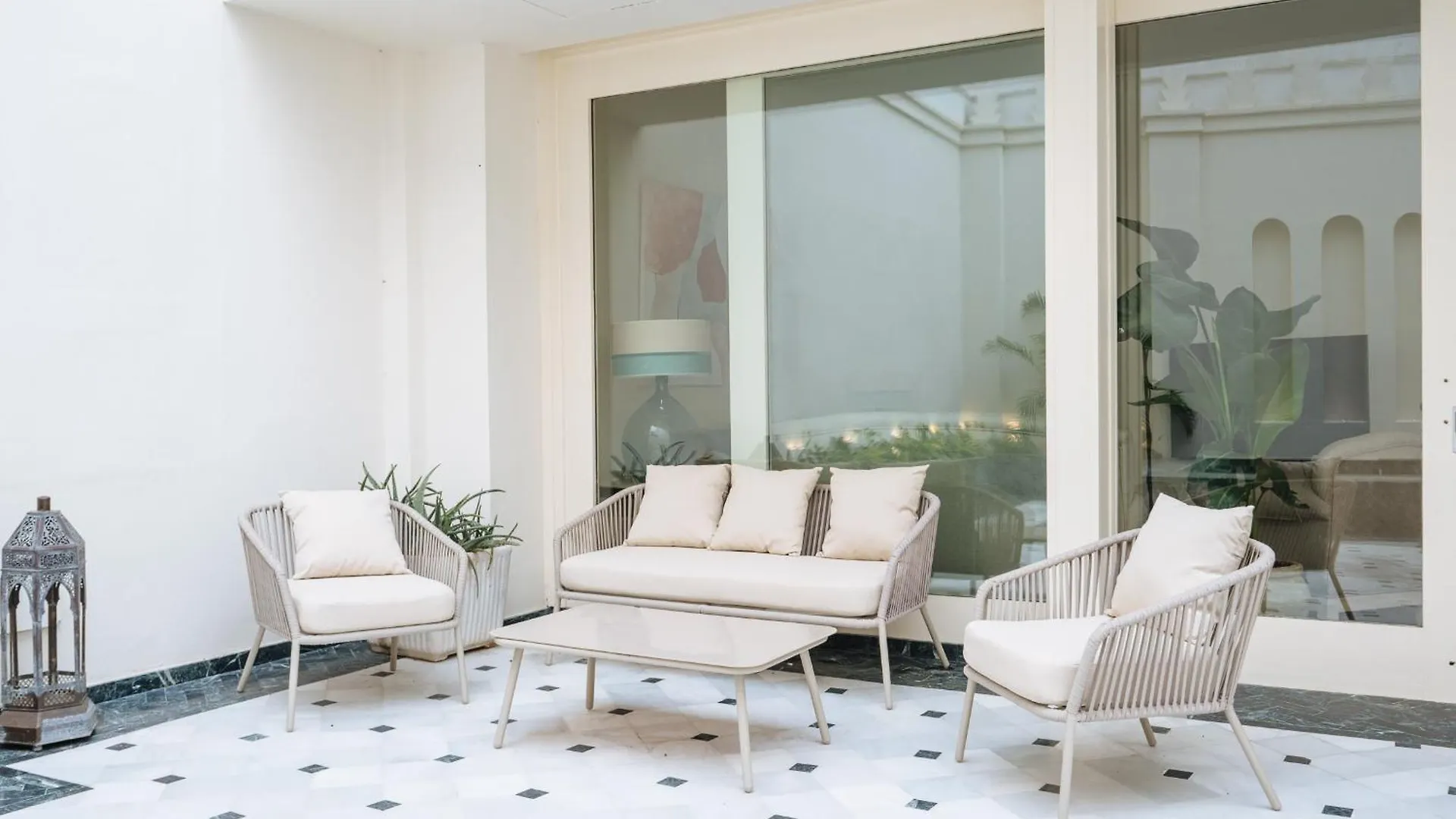 Luxurious Apartment With Andalusian Patio And Pool, Facing The Cathedral Sevilla